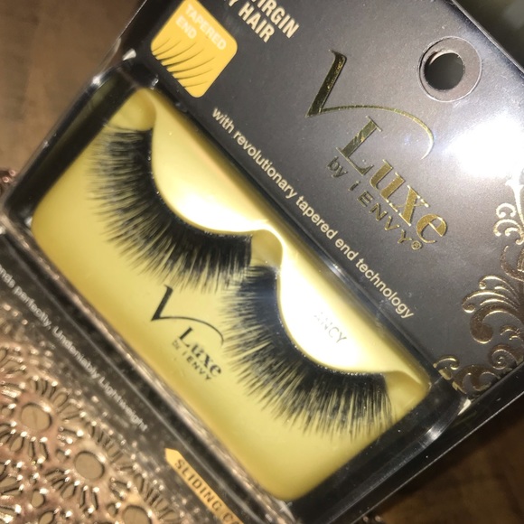 VLuxe by ienvy Fancy Lashes - Picture 6 of 7